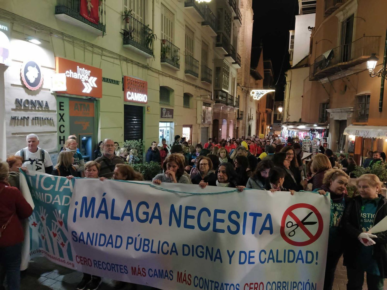 Cabeza de la manifestación de ayer llegando a la Plaza de la Merced de la capital.