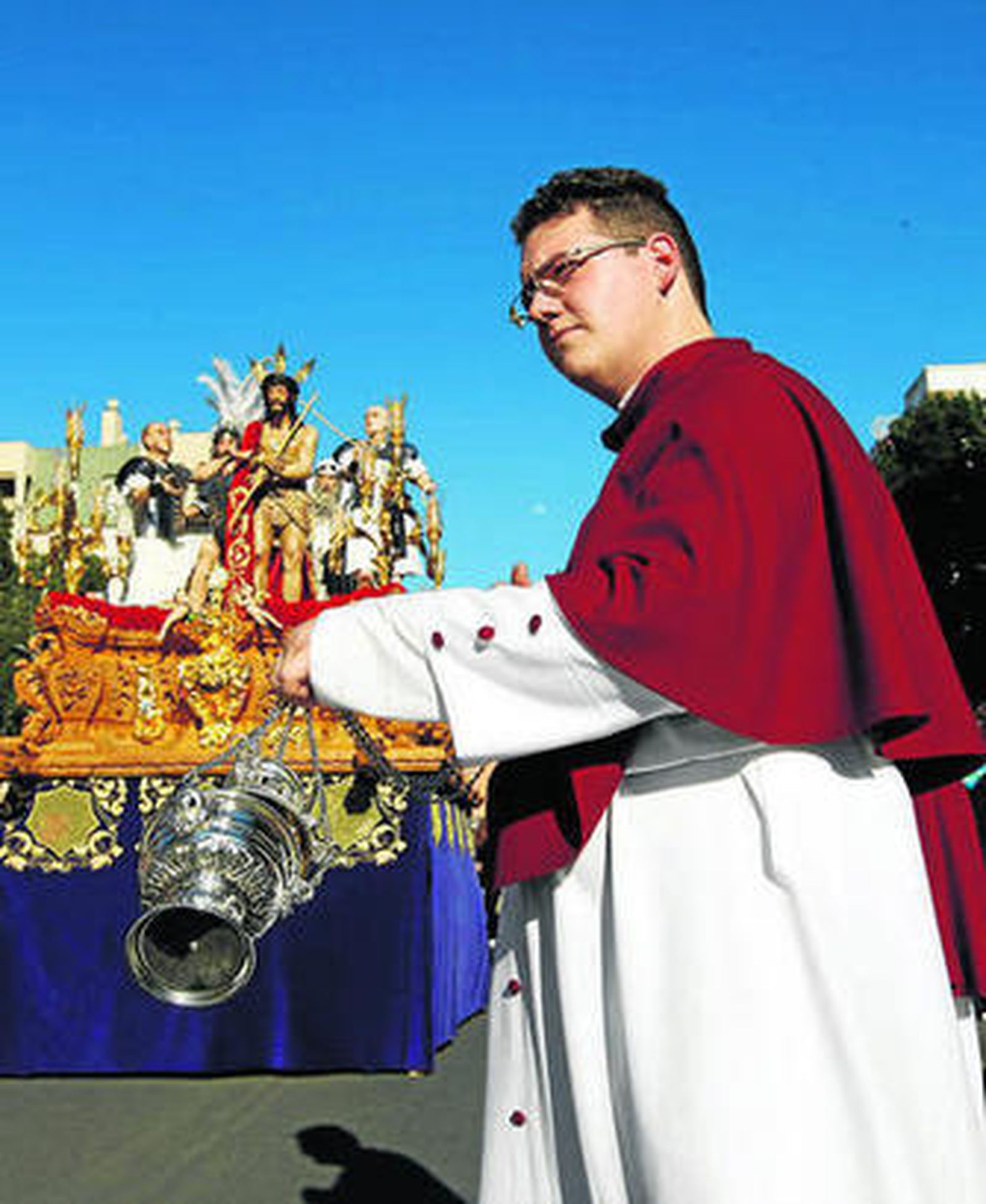 Acólito precede al paso de misterio.
