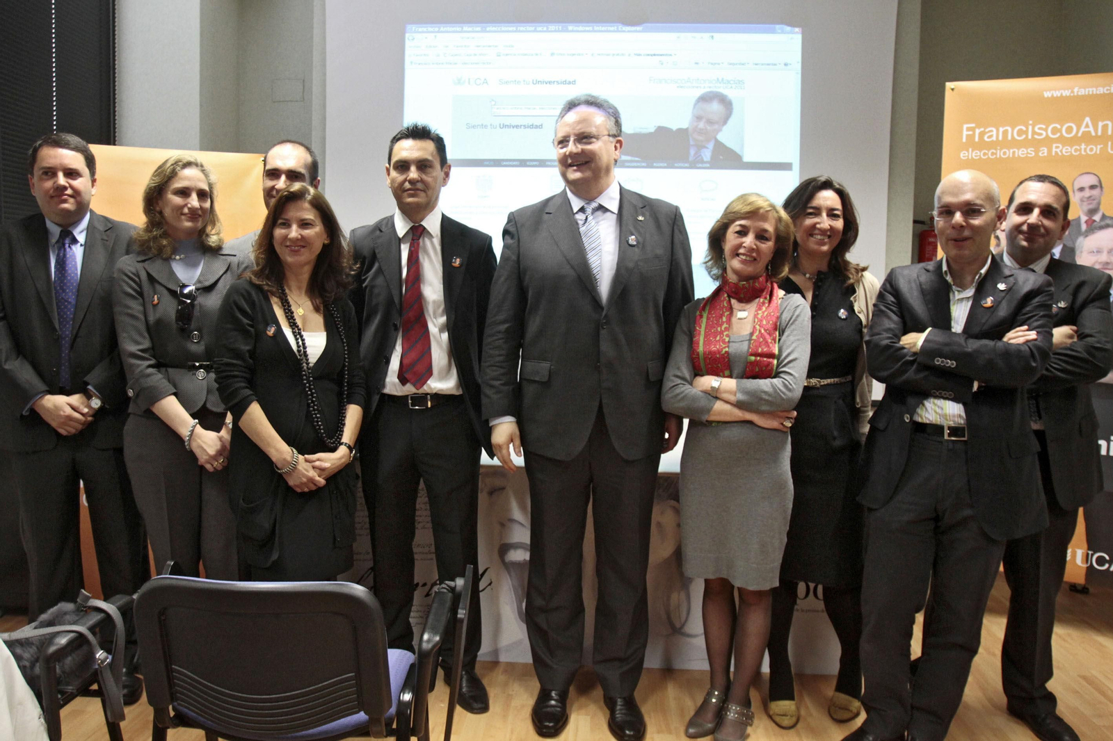 Francisco Antonio Macías, en el centro, junto a miembros de su equipo de trabajo en mayo de 2011.