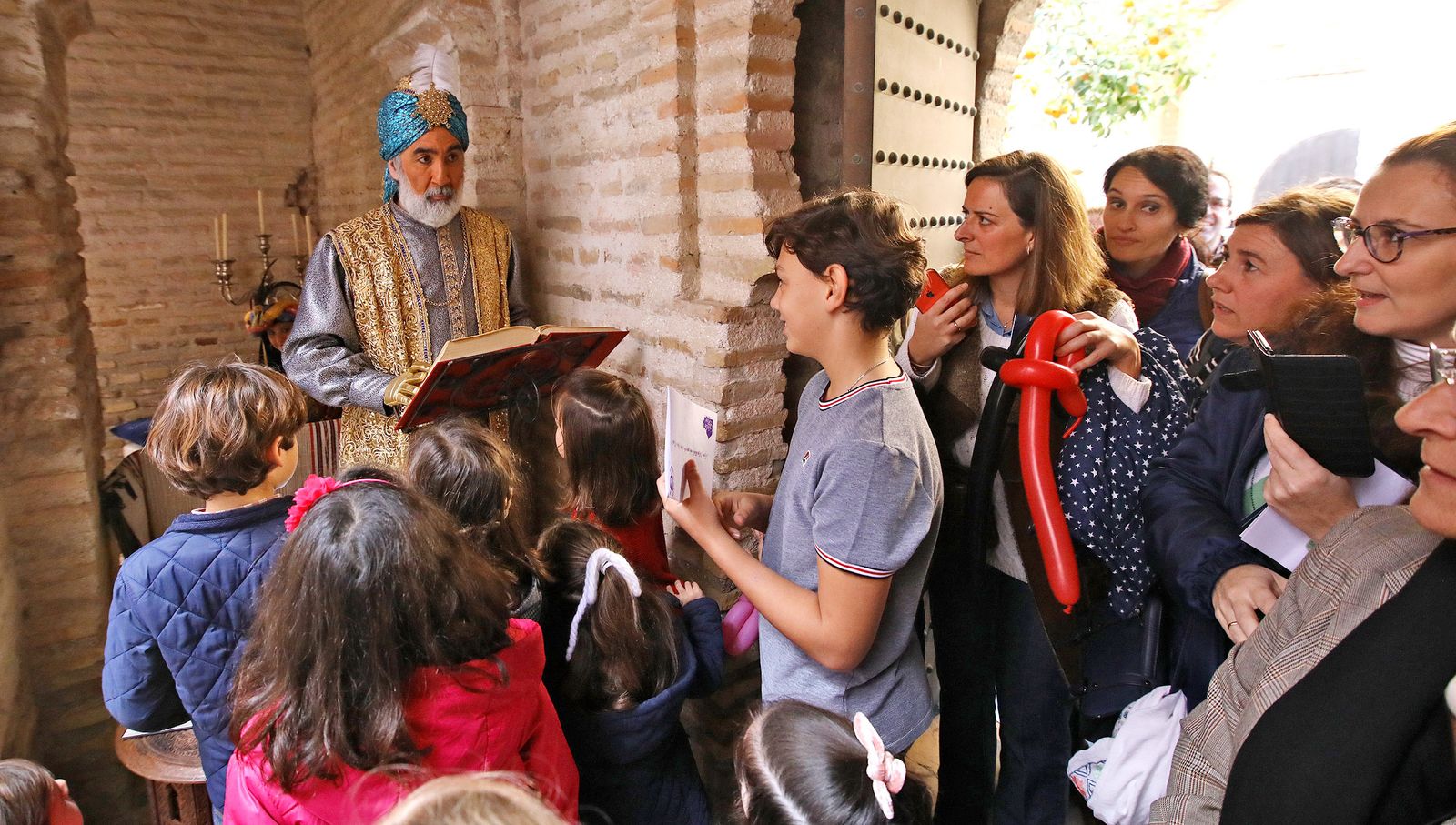 El Gran Visir recibe a los niños de Jerez en el Alcázar