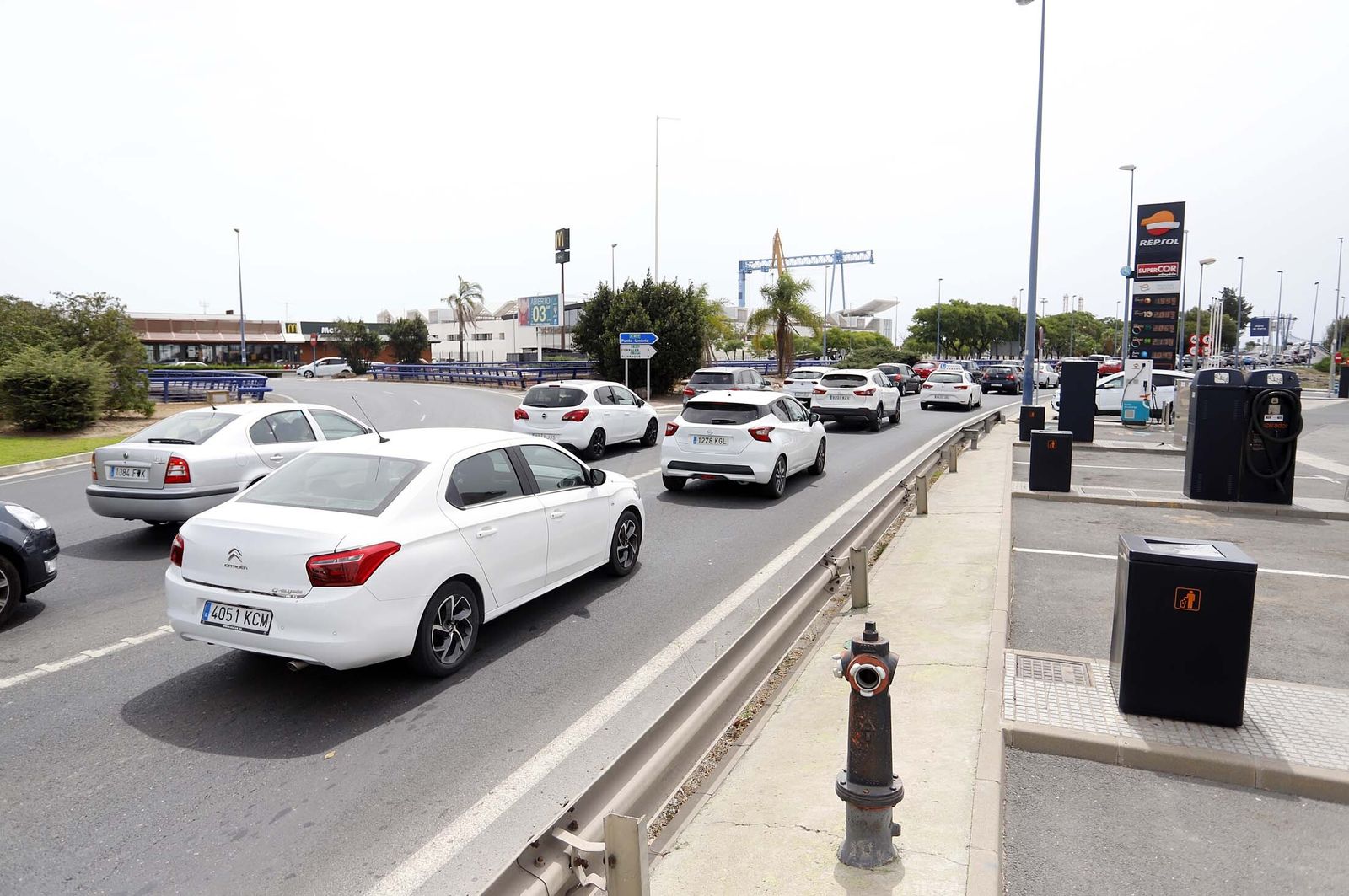 Imágenes de las retenciones provocadas por un accidente en el puente del Odiel