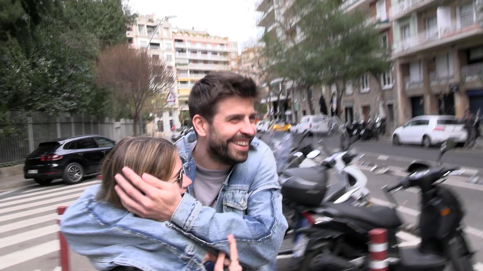 Gerard Piqué, vacilón y de la mano de Clara Chía