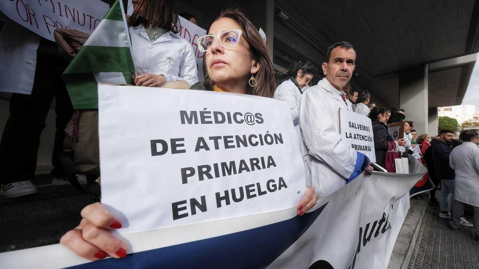 Parte de los médicos que se manifestaron esta mañana. Parte de los médicos que se manifestaron esta mañana.
