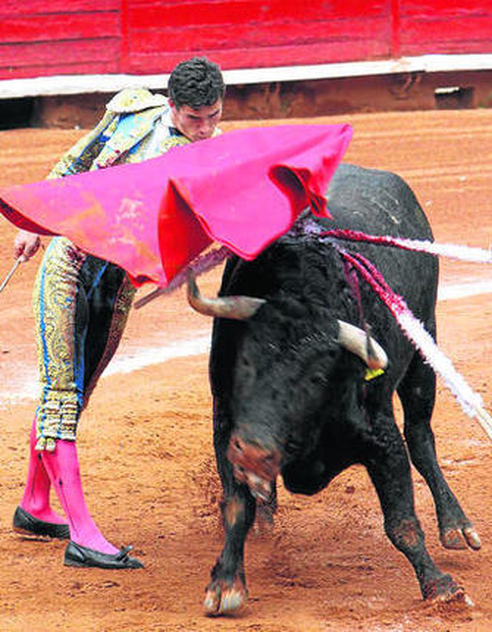 Luque, en un muletazo a 'Sangre Nueva', con el que confirmó.