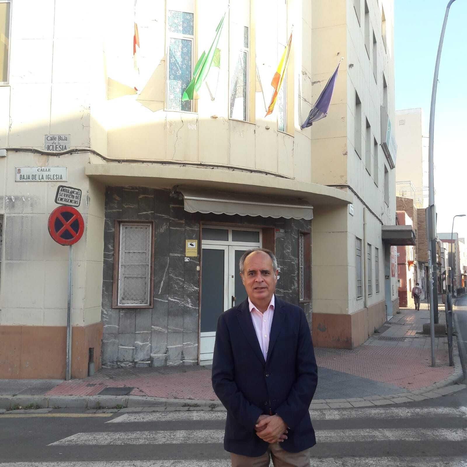 Francisco Laynez ante el  hospital de Cruz Roja, del que fue su último director, hoy incomprensiblemente cerrado.