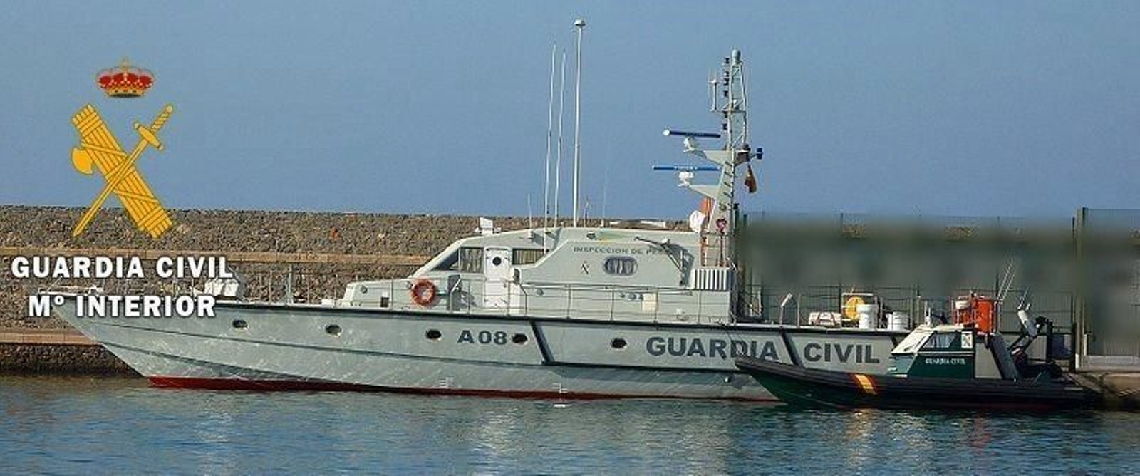 Auxiliadas cuatro personas en una embarcación abatida contra el rompiente del puerto de Garrucha