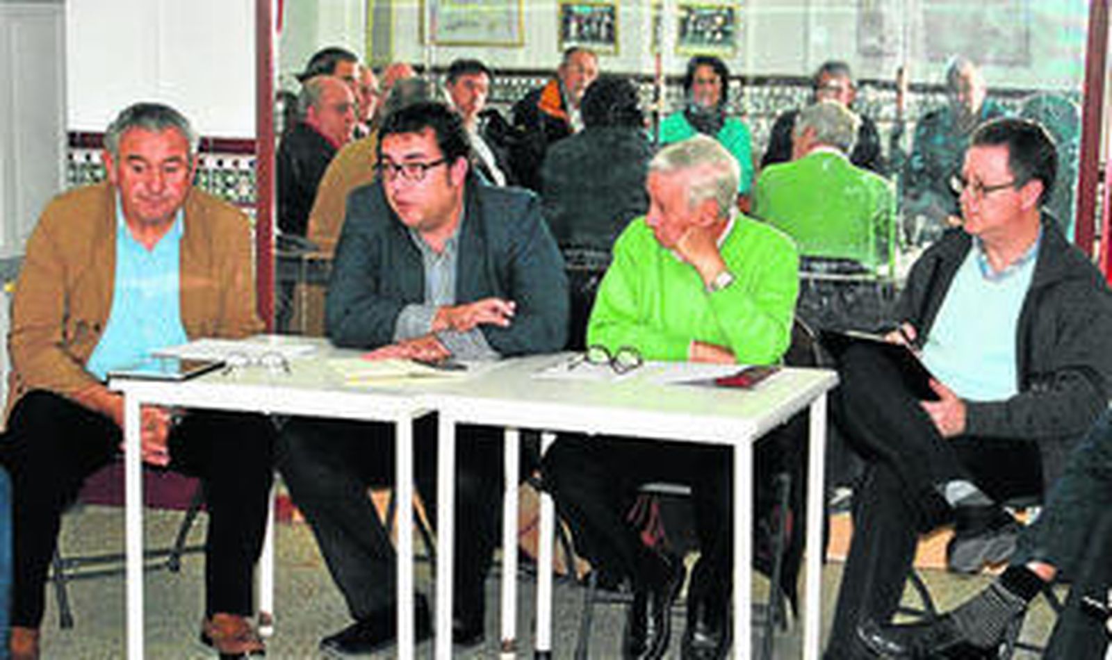 En el centro, Jaime Armario y Luis de Celis durante la reunión con las peñas.