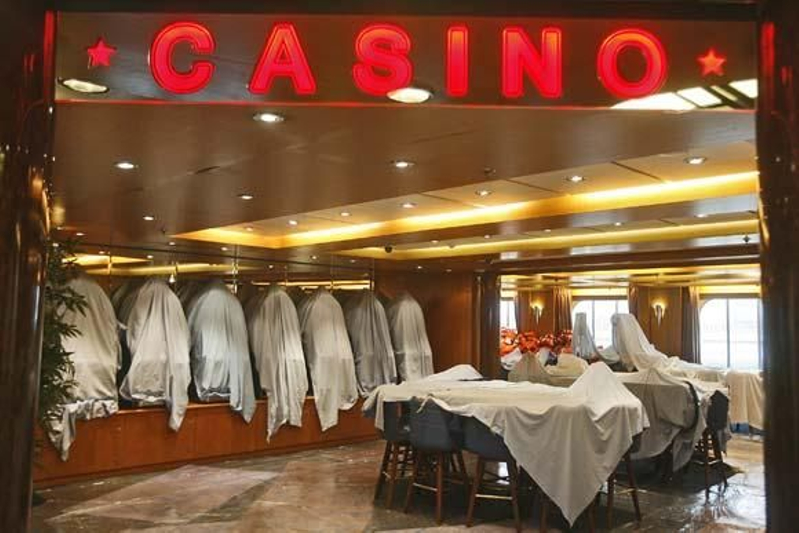 Más de 200 operarios de Navantia participan en la revisión del buque de Iberocruceros

Foto: Joaquin Pino