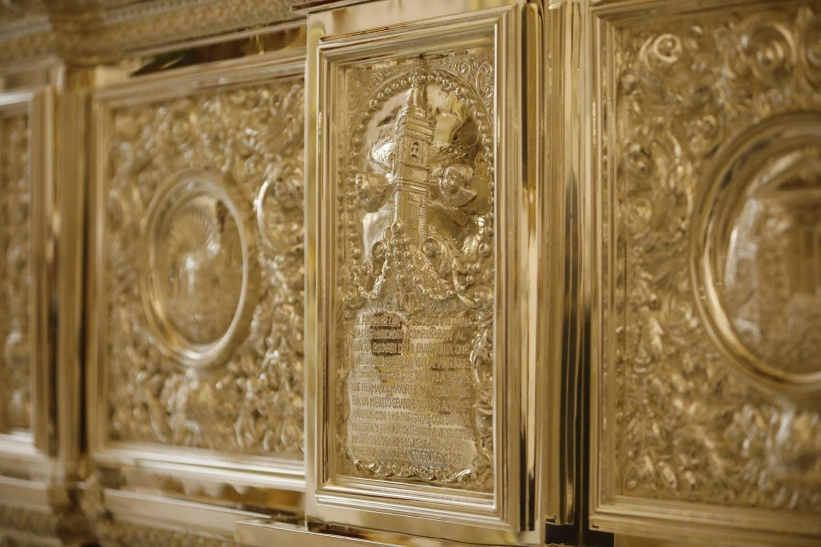 Los espectaculares nuevos faldones de la Carreta de Plata de la Hermandad del Rocío de Villamanrique