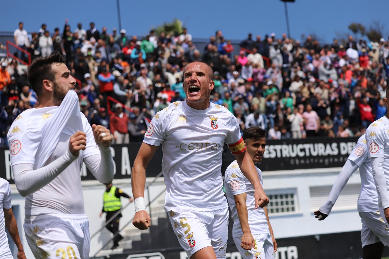 El veterano Lolo González, celebra su gol de penalti con el Ceuta que les daba la victoria