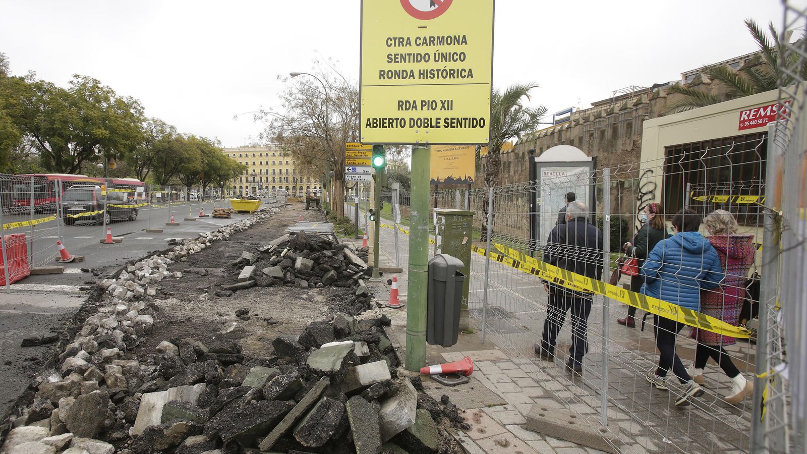 El pavimento levantado en el tramo de la Ronda junto al Arco de la Macarena, donde empieza el corte.
