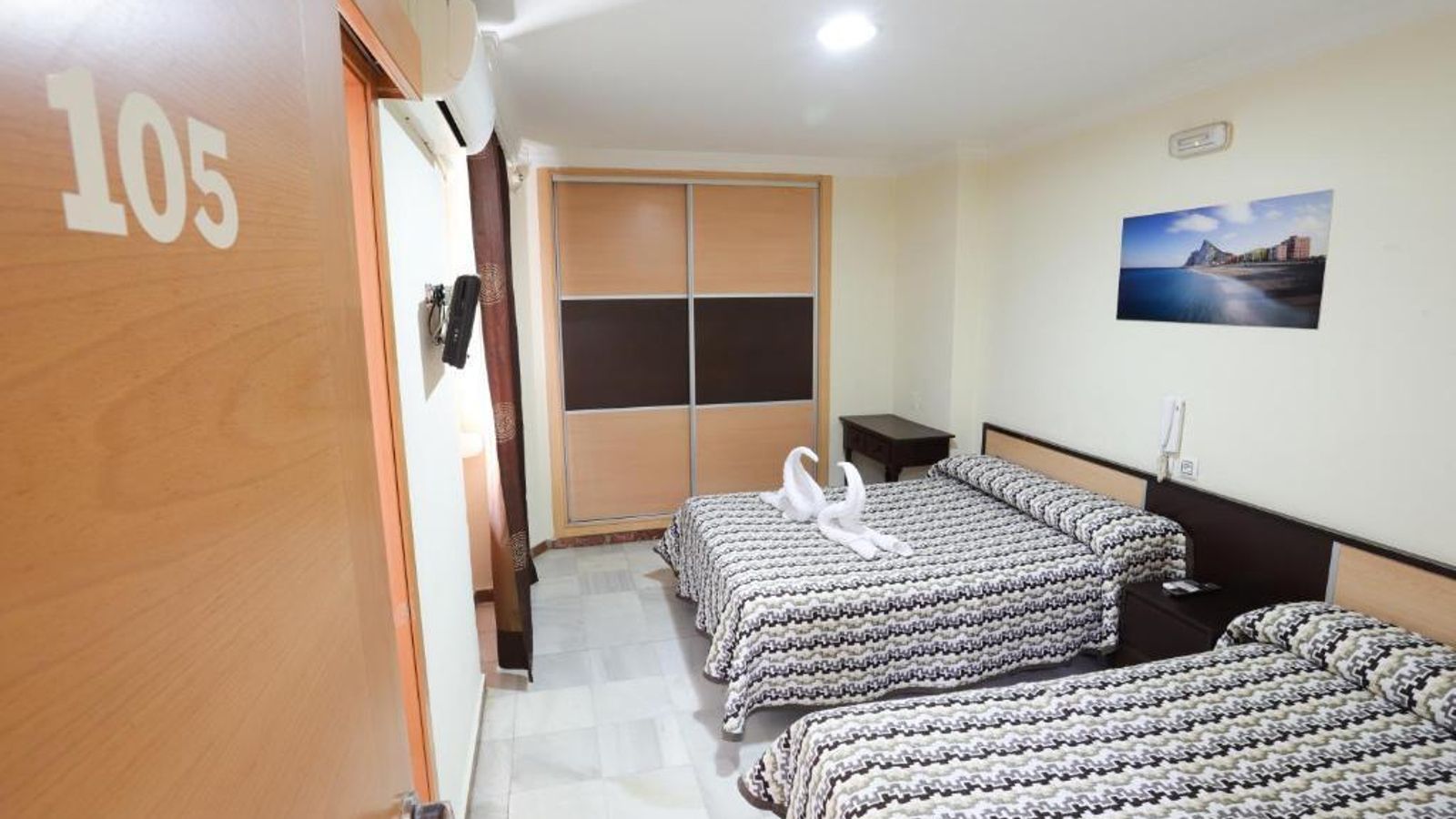 Una de las habitaciones del hostal. Una de las habitaciones del hostal.