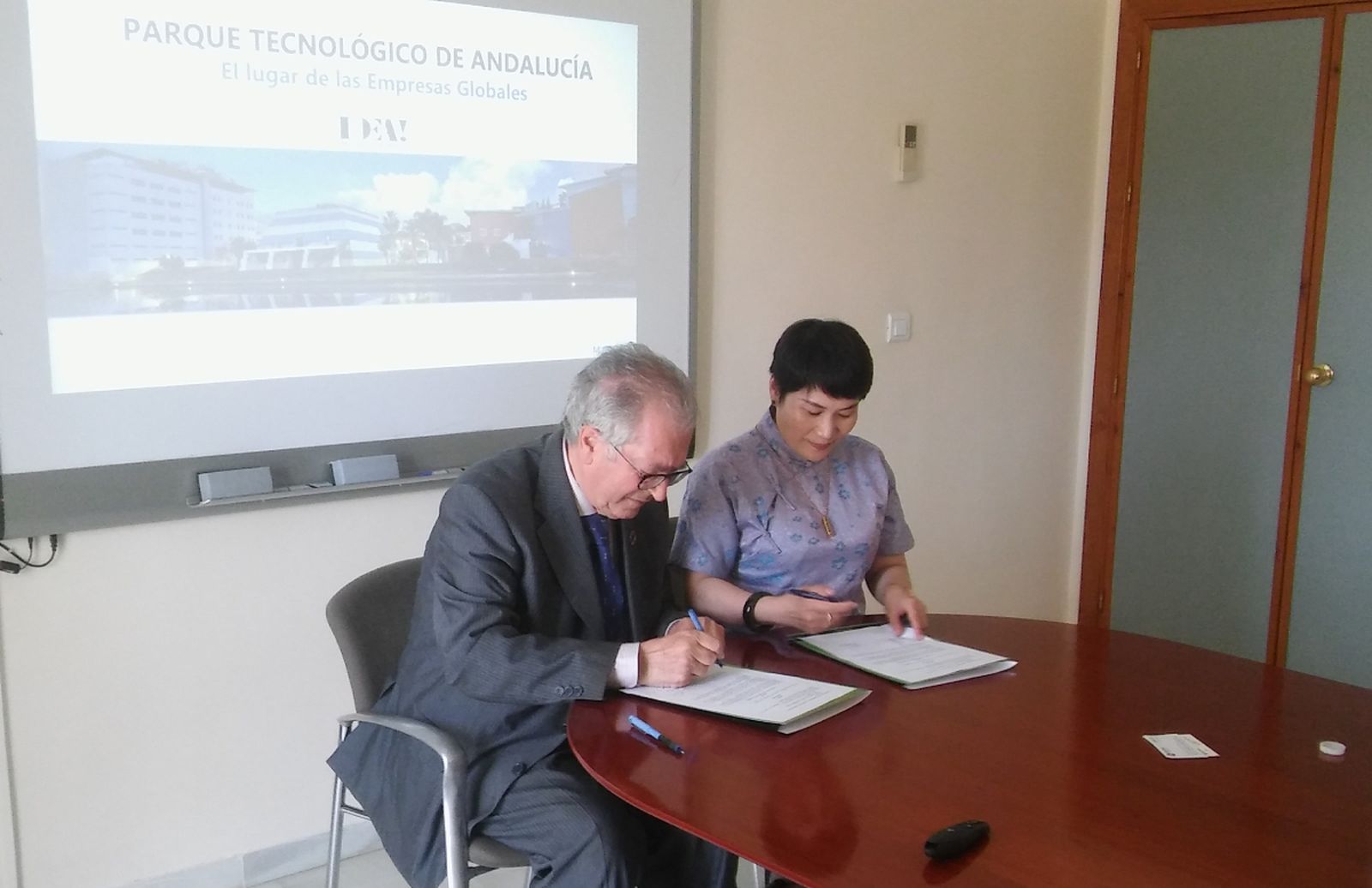 Firma del acuerdo de colaboración entre el PTA y la empresa china Z-Run WellTon.