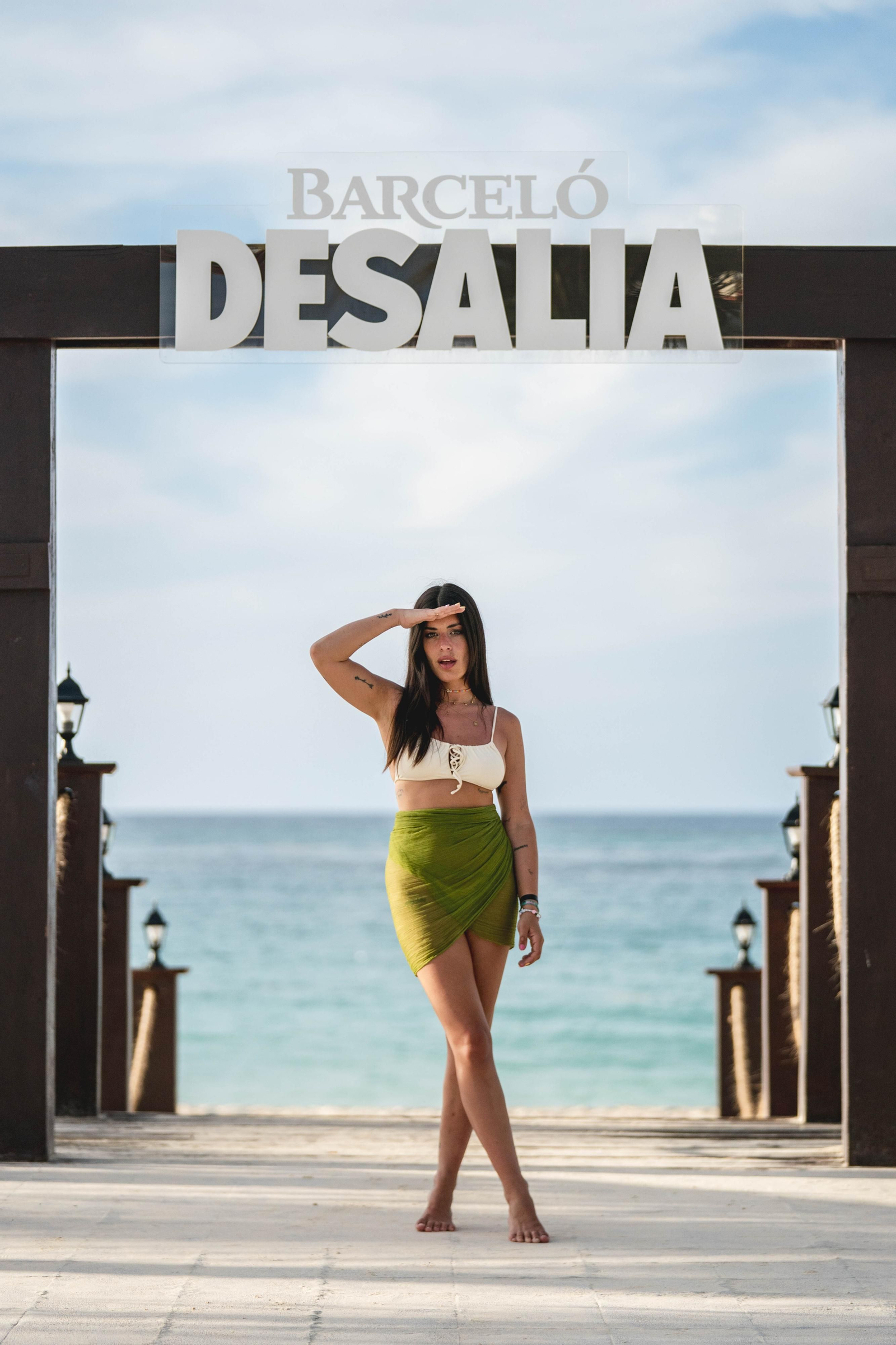 Dulceida con un look playero compuesto por biquini y pareo de su propia firma.