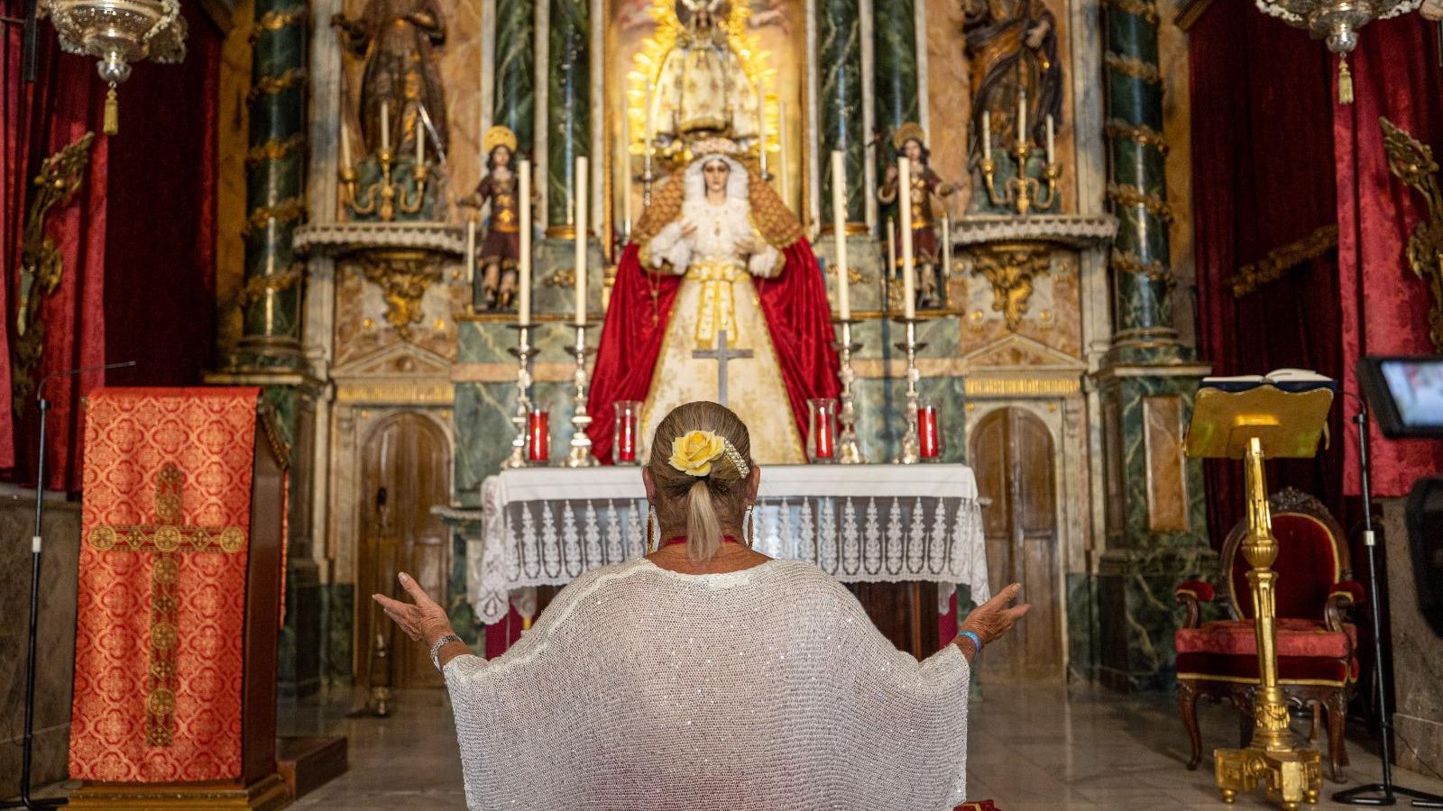 La Petróleo, frente a la Virgen de las Penas en la iglesia de La Palma.