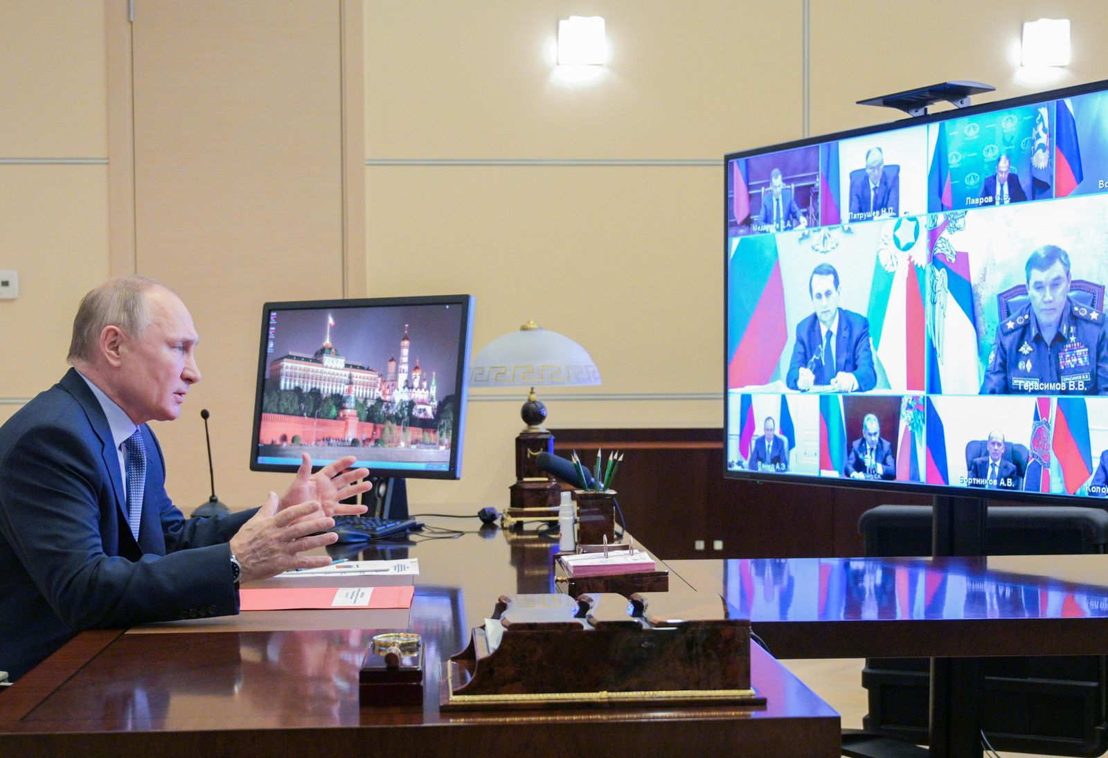 Vladimir Putin en videoconferencia con el Consejo de Seguridad de Rusia este sábado en su residencia de Nogo-Ogaryovo, en las afueras de Moscú..