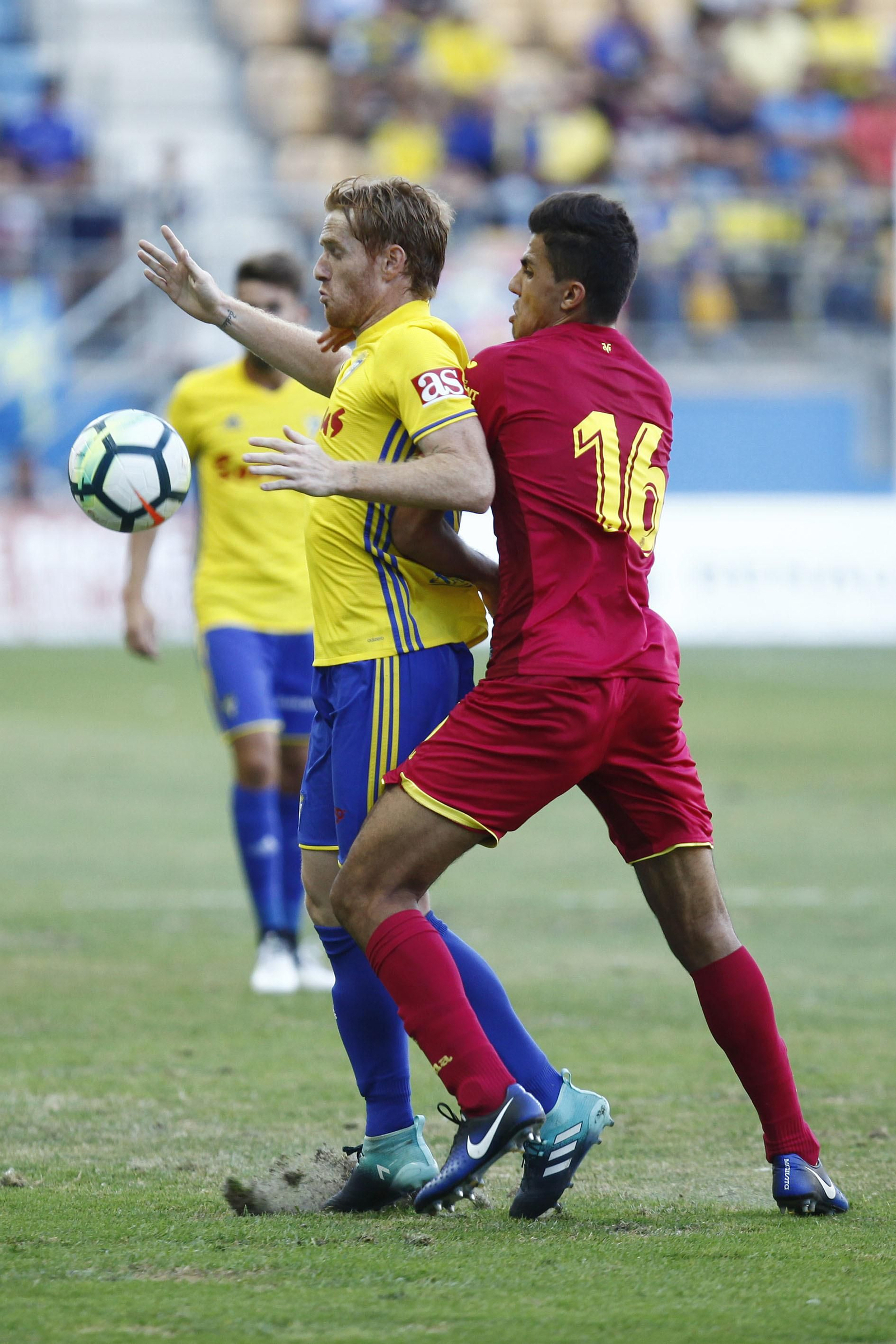 Álex Fernández disputa un balón con Rodrigo.