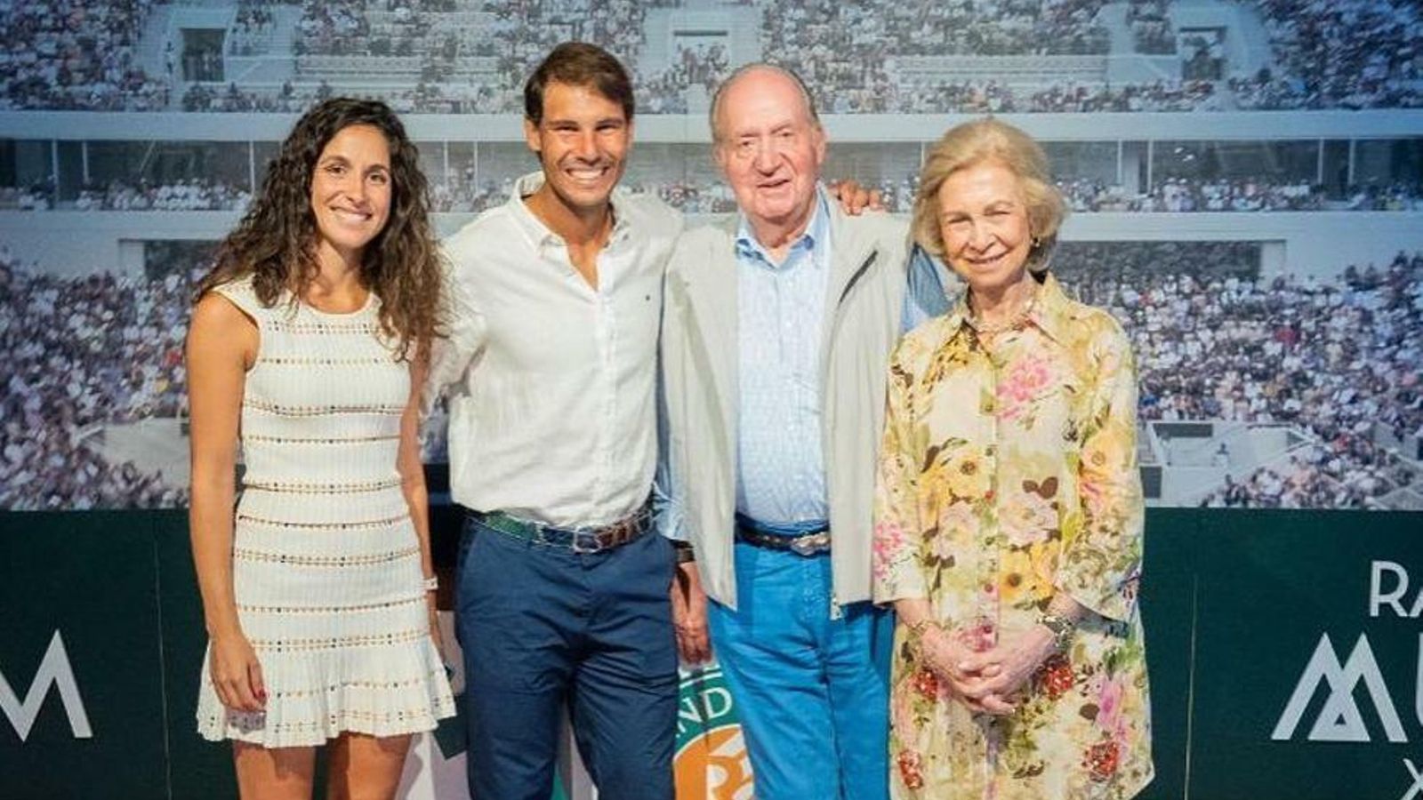 Rafa Nadal y Mery, con los Reyes Eméritos el pasado verano durante una visita privada a la Fundación Nadal.