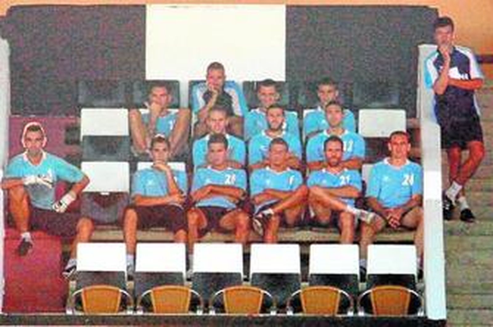 Escobar y González Galindo siguen un entrenamiento junto a un significativo grupo de jugadores.