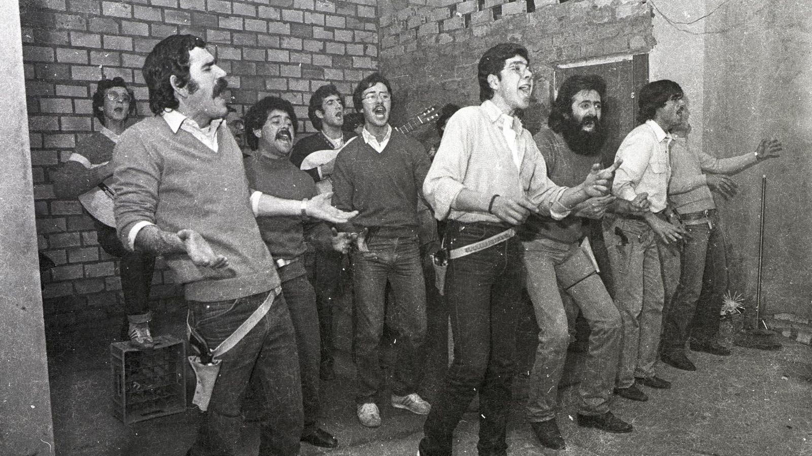 Ensayo de 'Rancho grande': Mosquera detrás en el medio con la guitarra.