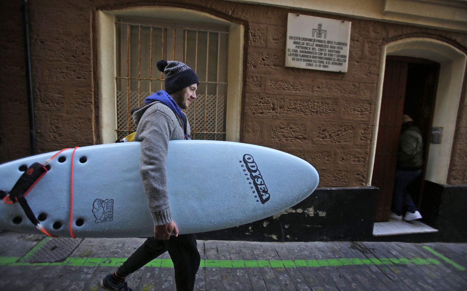 Un joven surfista, caminando por el interior de Santa María.