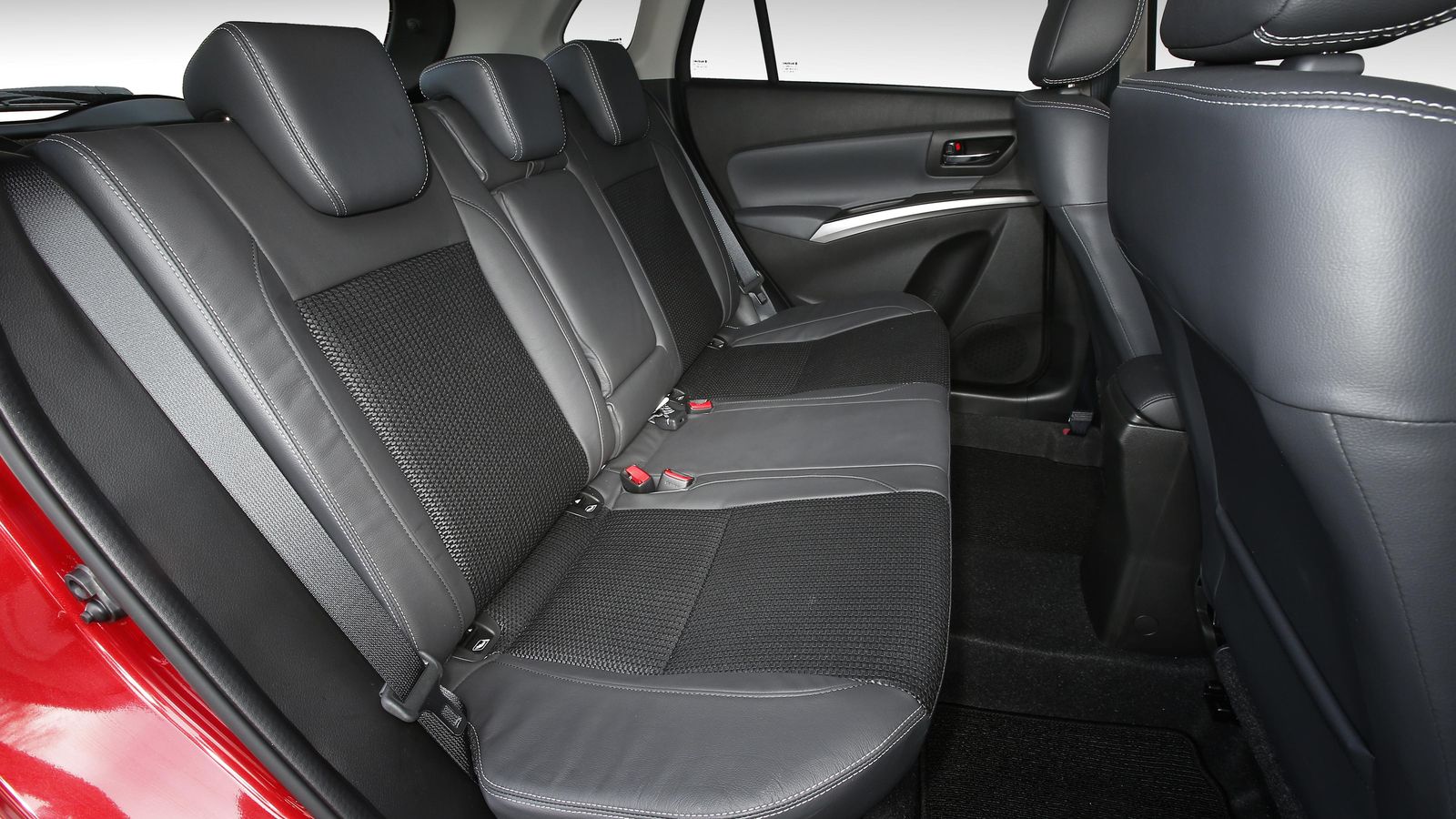 La inclinación de los respaldos traseros puede variarse ligeramente. En una posición se favorece el confort de los ocupantes, en otra la capacidad del maletero; pero sin llegar a extremos en ninguno de los dos casos.