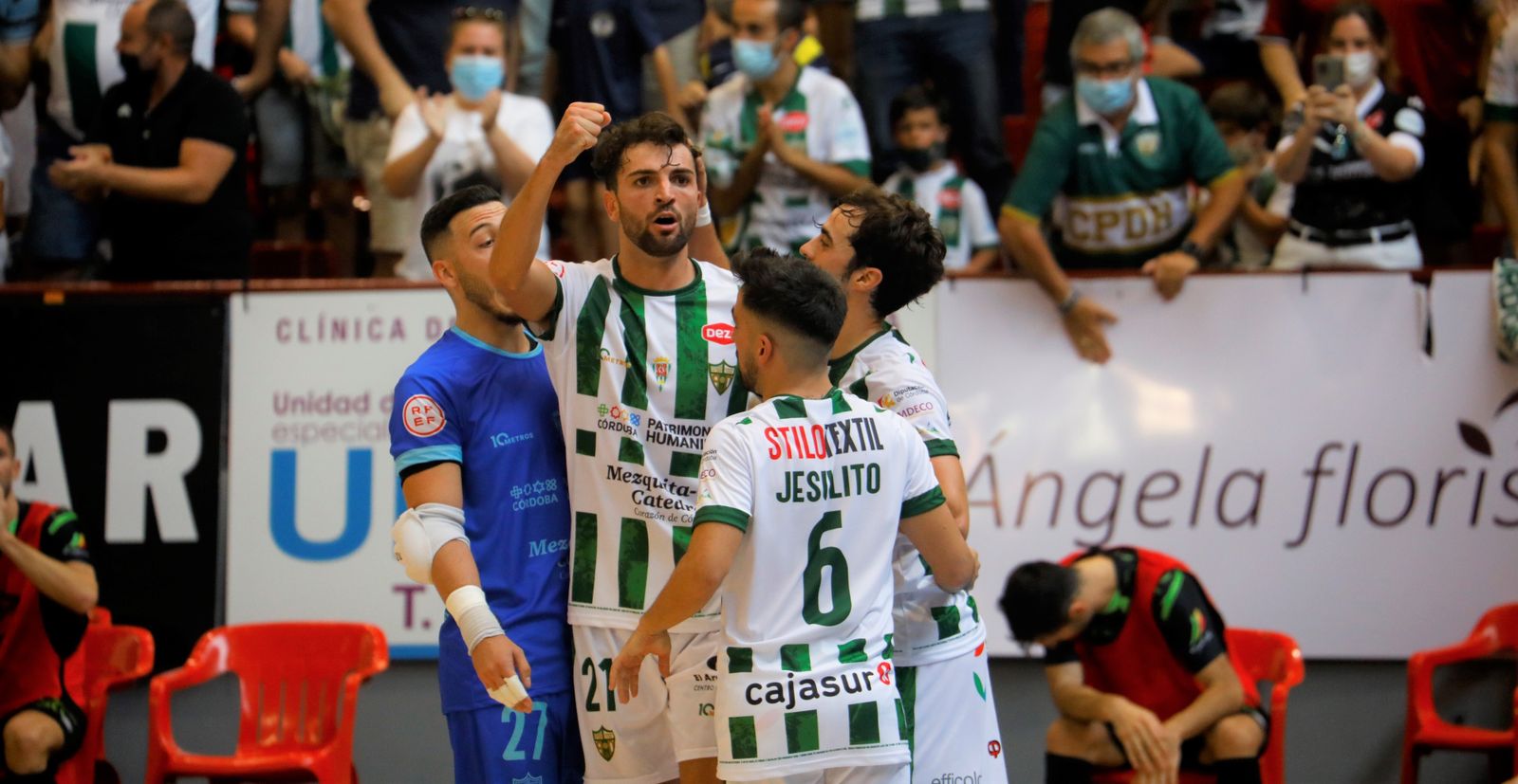 Los jugadores del Córdoba Futsal celebran un gol en Vista Alegre.