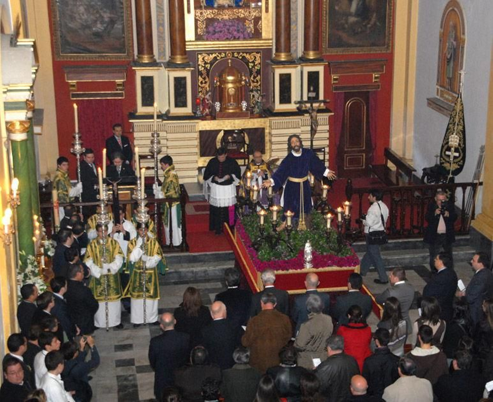 2010. Nuestro Señor Jesucristo en su Sagrada Oración en el Huerto. De nuevo la lluvia relegó el Vía Crucis al interior del templo