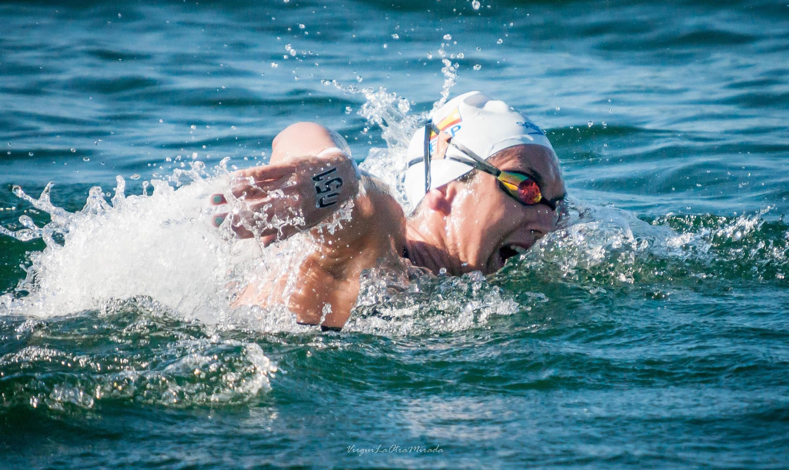 La nadadora del Club Mairena Paula Ruiz avanza durante una prueba en aguas abiertas.