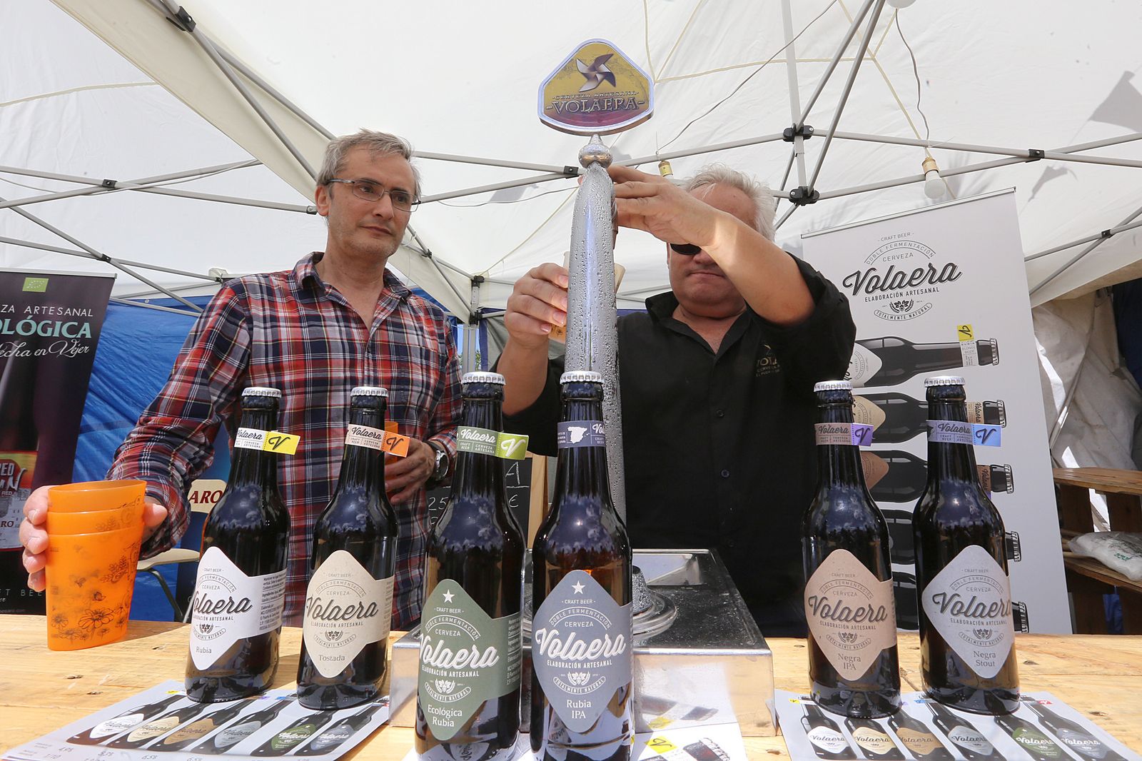 Una de las carpas en la que se sirve cerveza.