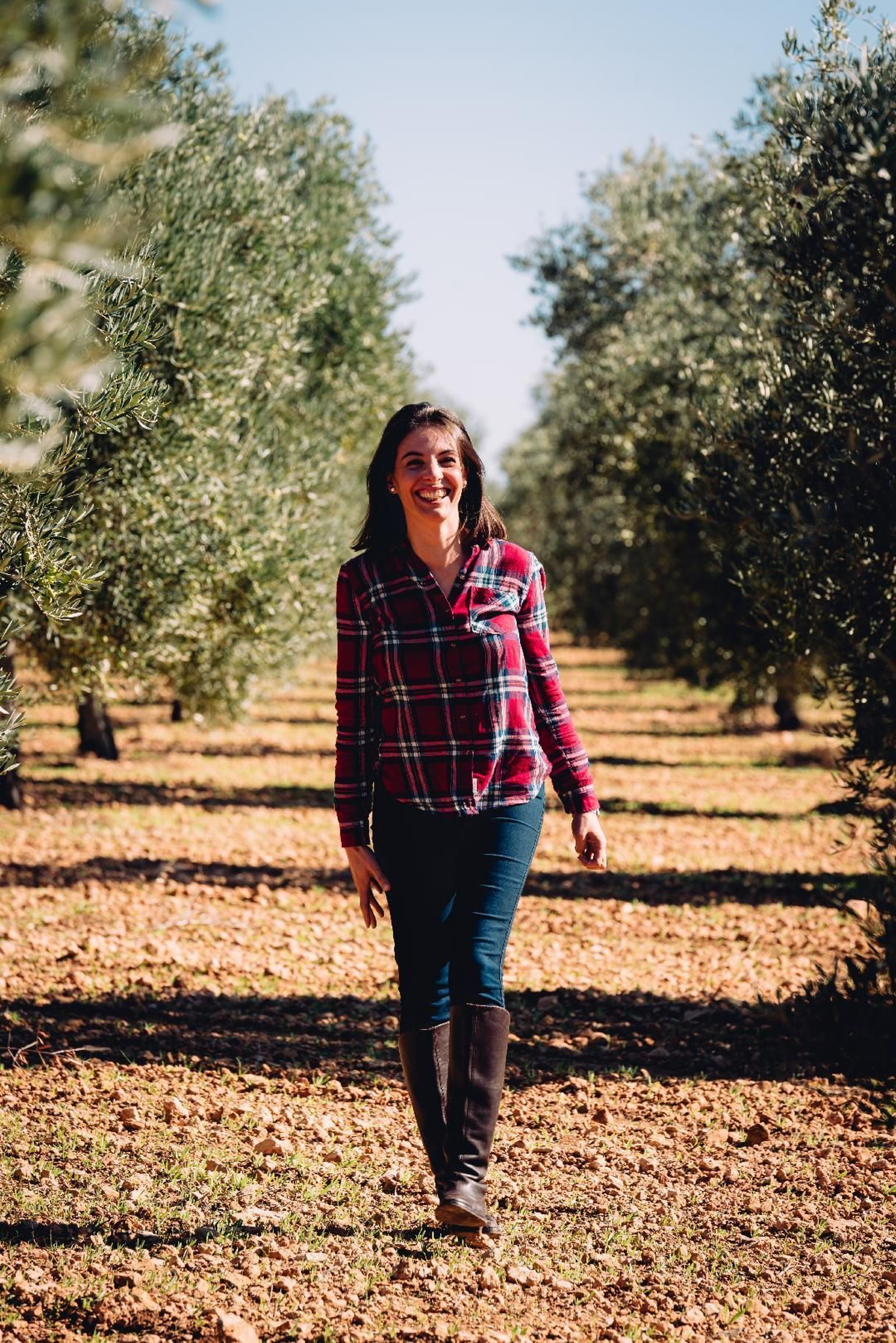 María Miró en el olivar.