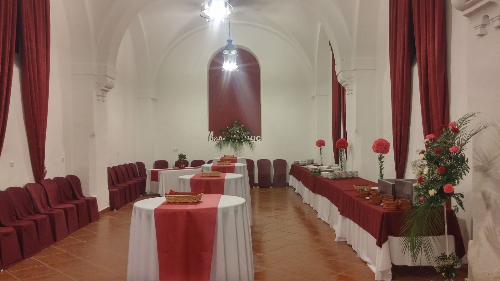 Un salón interior del convento preparado para una celebración