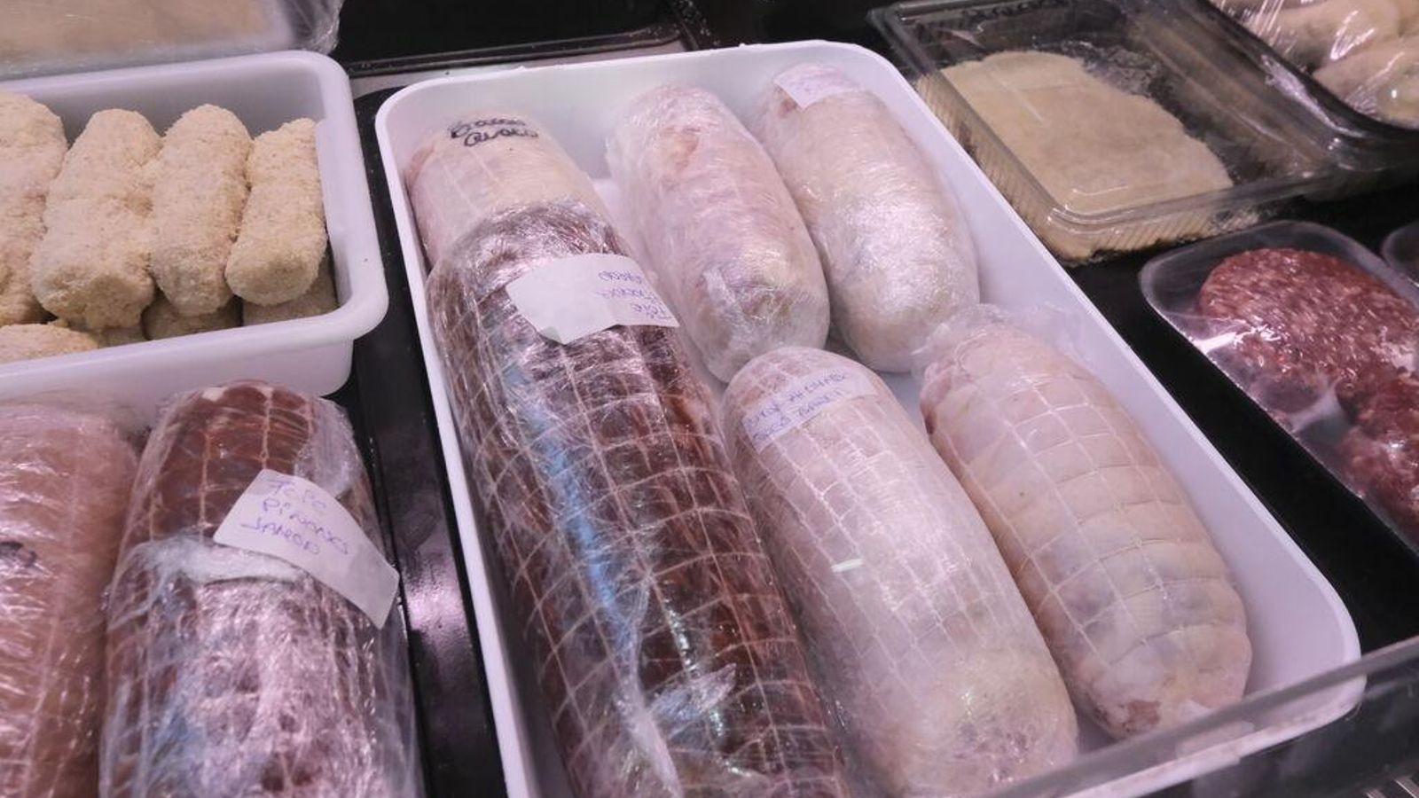 Los rellenos de carne, en la carnicería Miguel, vuelven a ser uno de los productos estrella para Nochebuena.