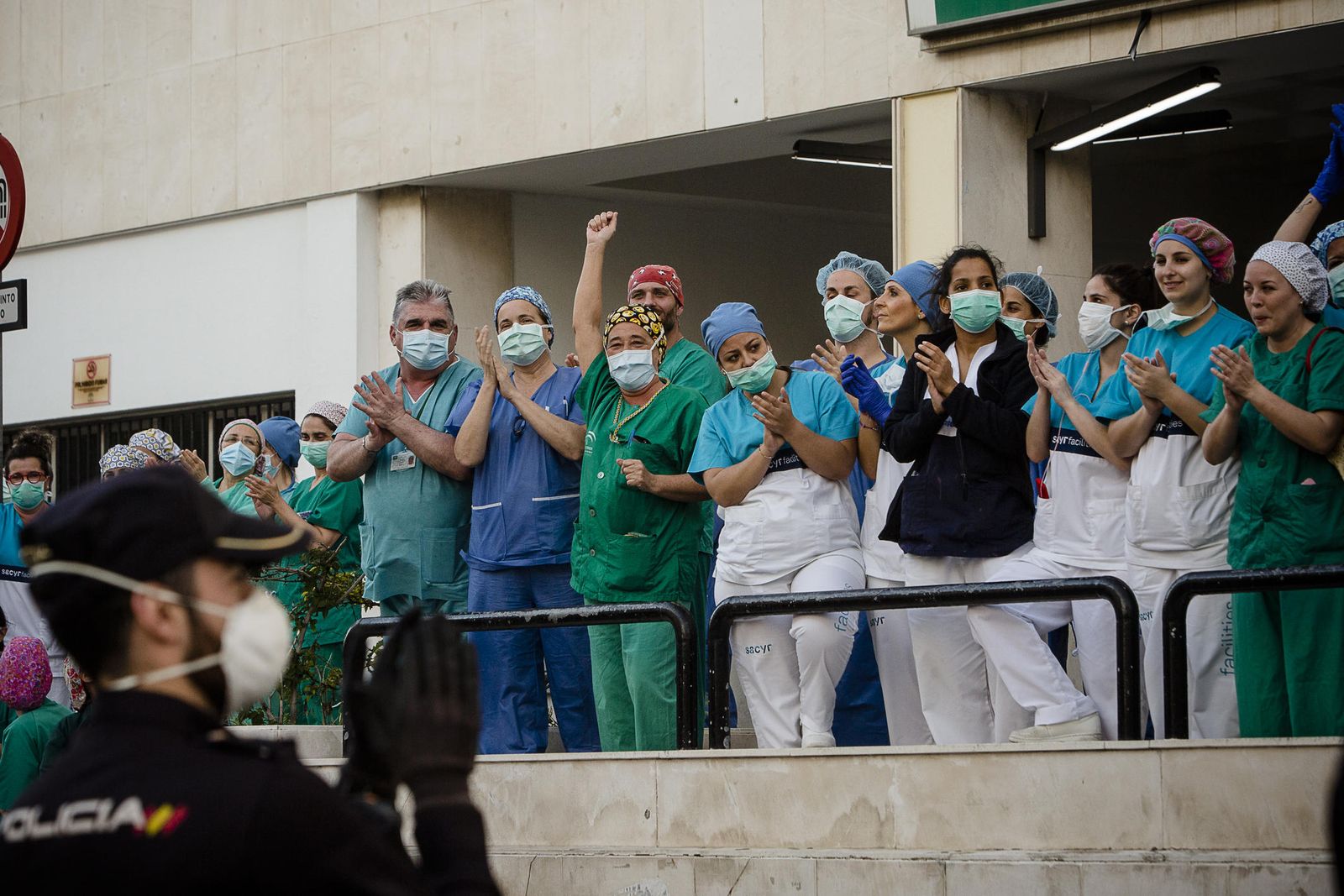 Aplausos de sanitarios en el hospital Puerta del Mar de Cádiz