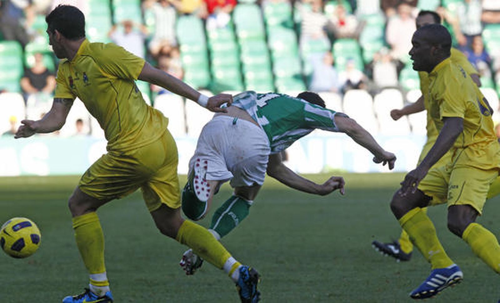 El Betis siguen mostrándose sólido en el Villamarín al ganar 3-0 al Alcorcón. / Antonio Pizarro
