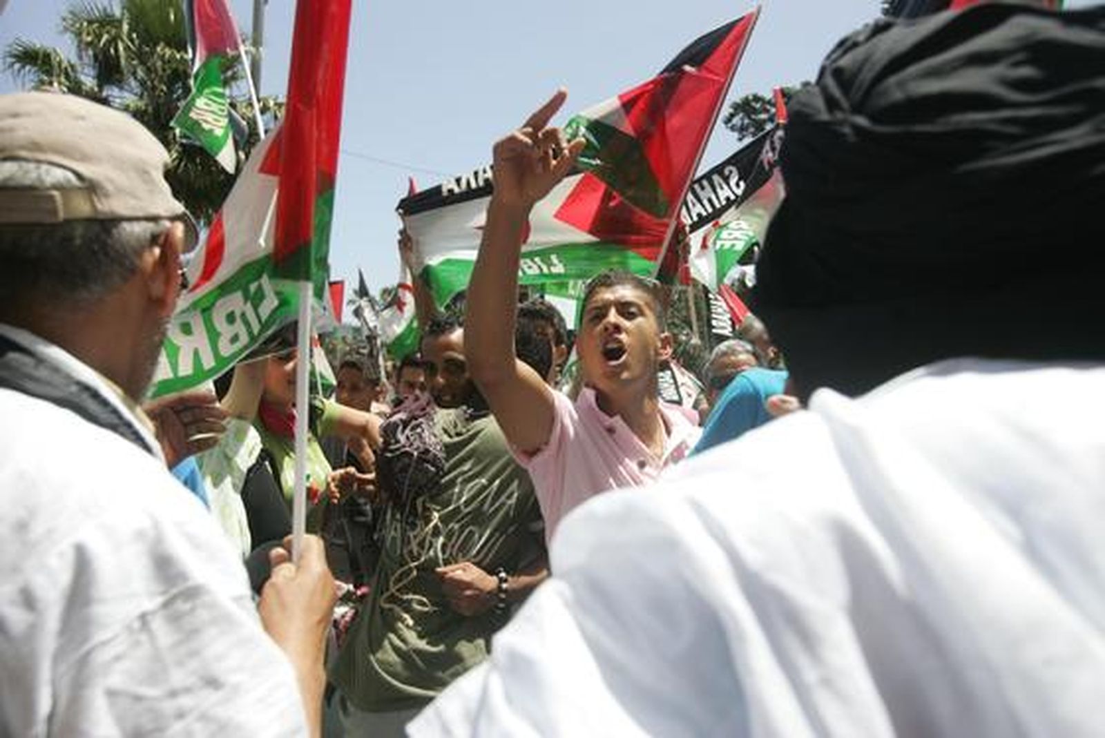 Unas 200 personas reclaman el Sahara libre antes el Consulado de Marruecos donde les responden unos 30 marroquíes gritando y besando la bandera de su país./Fotos:J.M.Quiñones

Foto: J.M.Q.