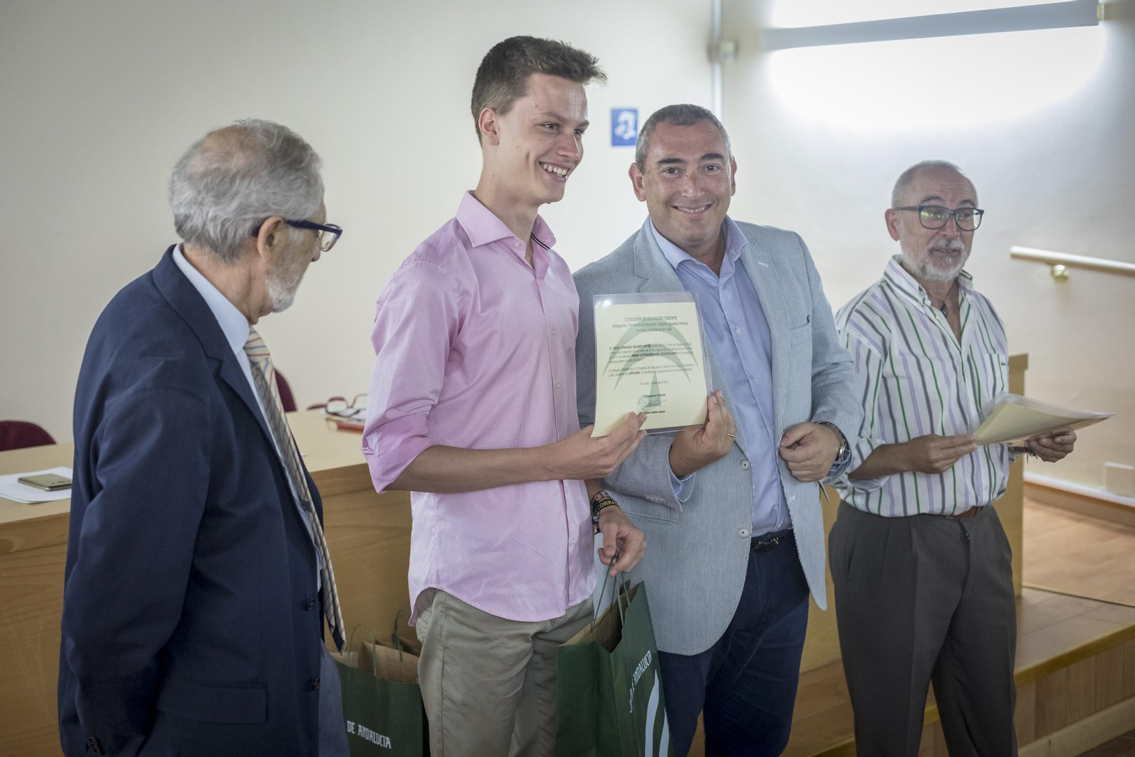 Un alumno recibe su diploma de manos de Miguel Andréu.