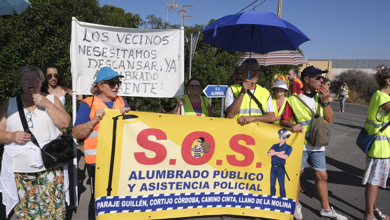 Protestas de los vecinos de los cortijos de La Cañada por la falta de iluminación