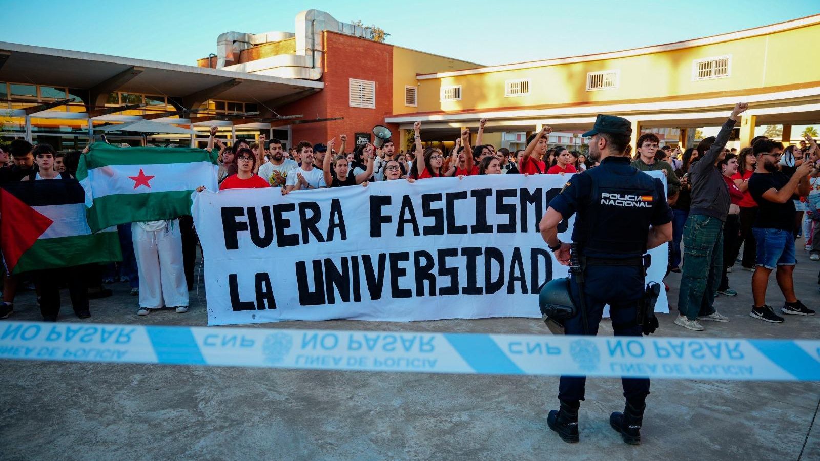 Estudiantes portan pancartas 'Fuera fascistas de la universidad'