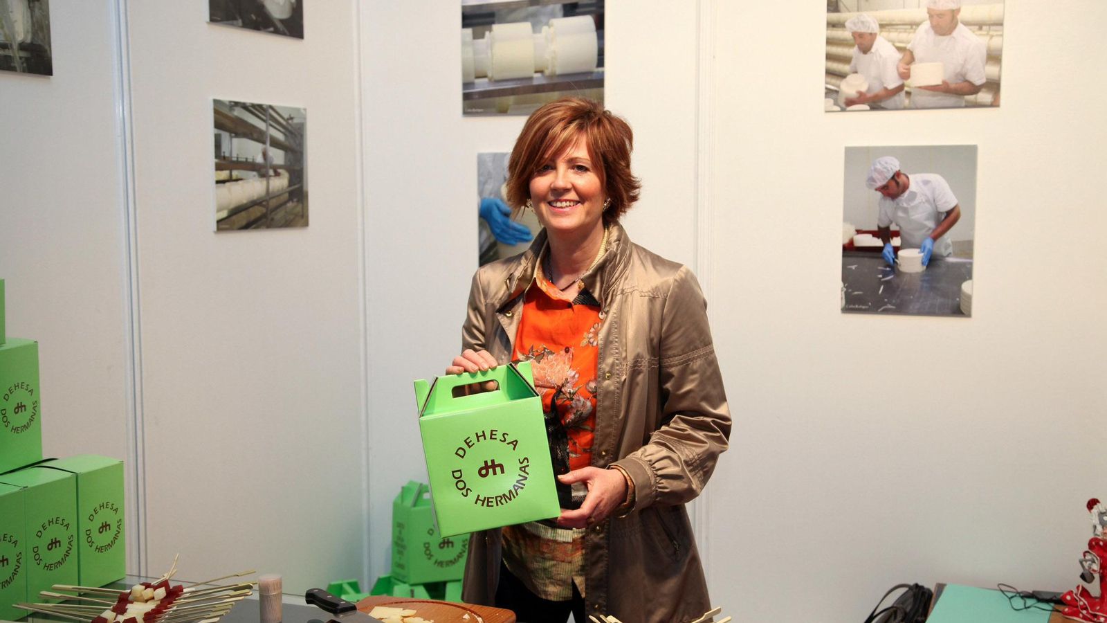 Inmaculada Rodríguez posa con el reconocible envase de sus quesos
