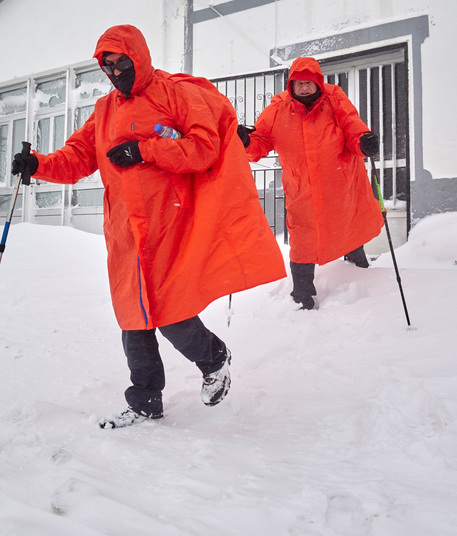 Peregrinos caminando por la nieve en Lugo