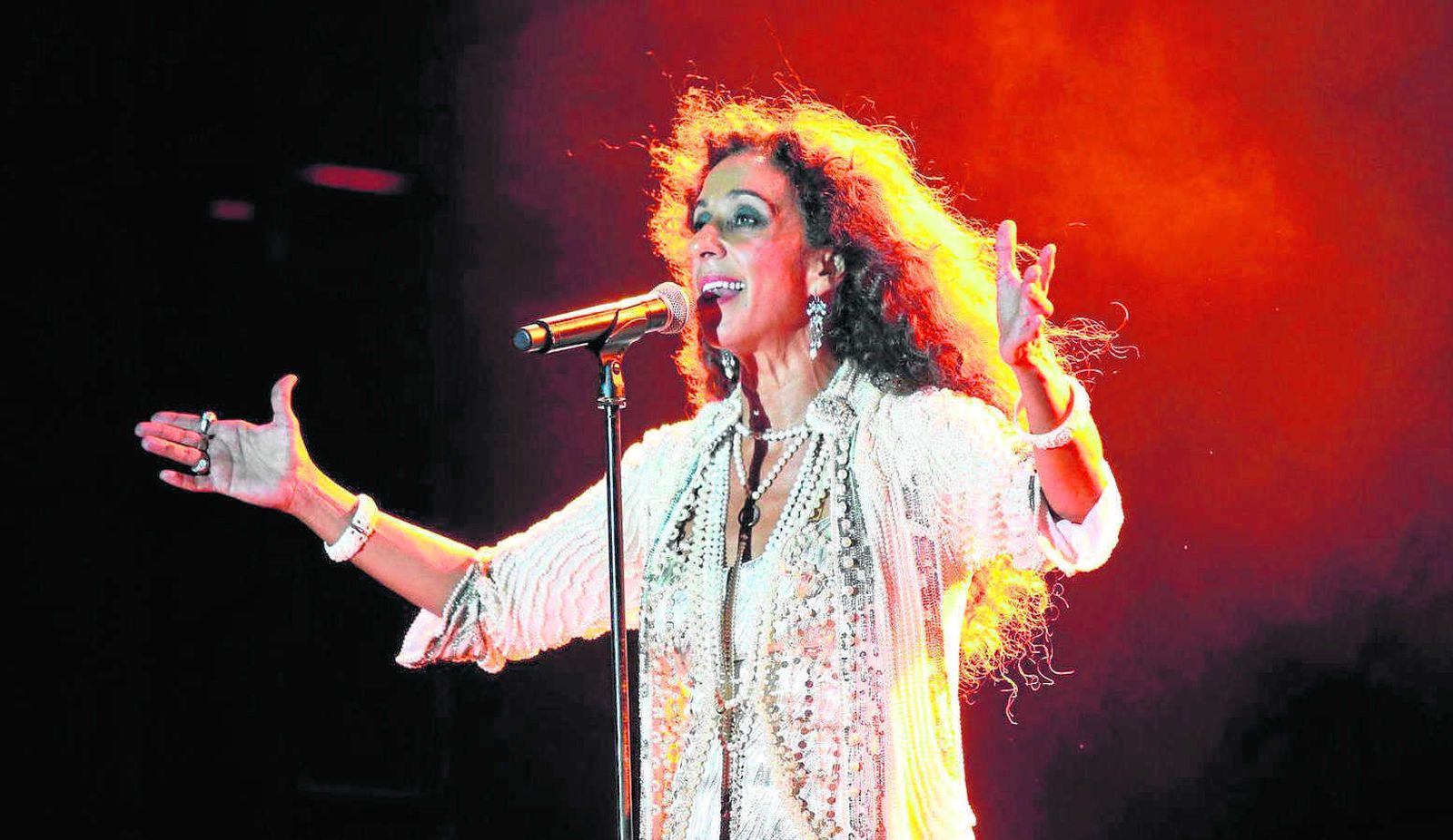 Rosario Flores durante un momento de su actuación el pasado viernes en La Tonelería.