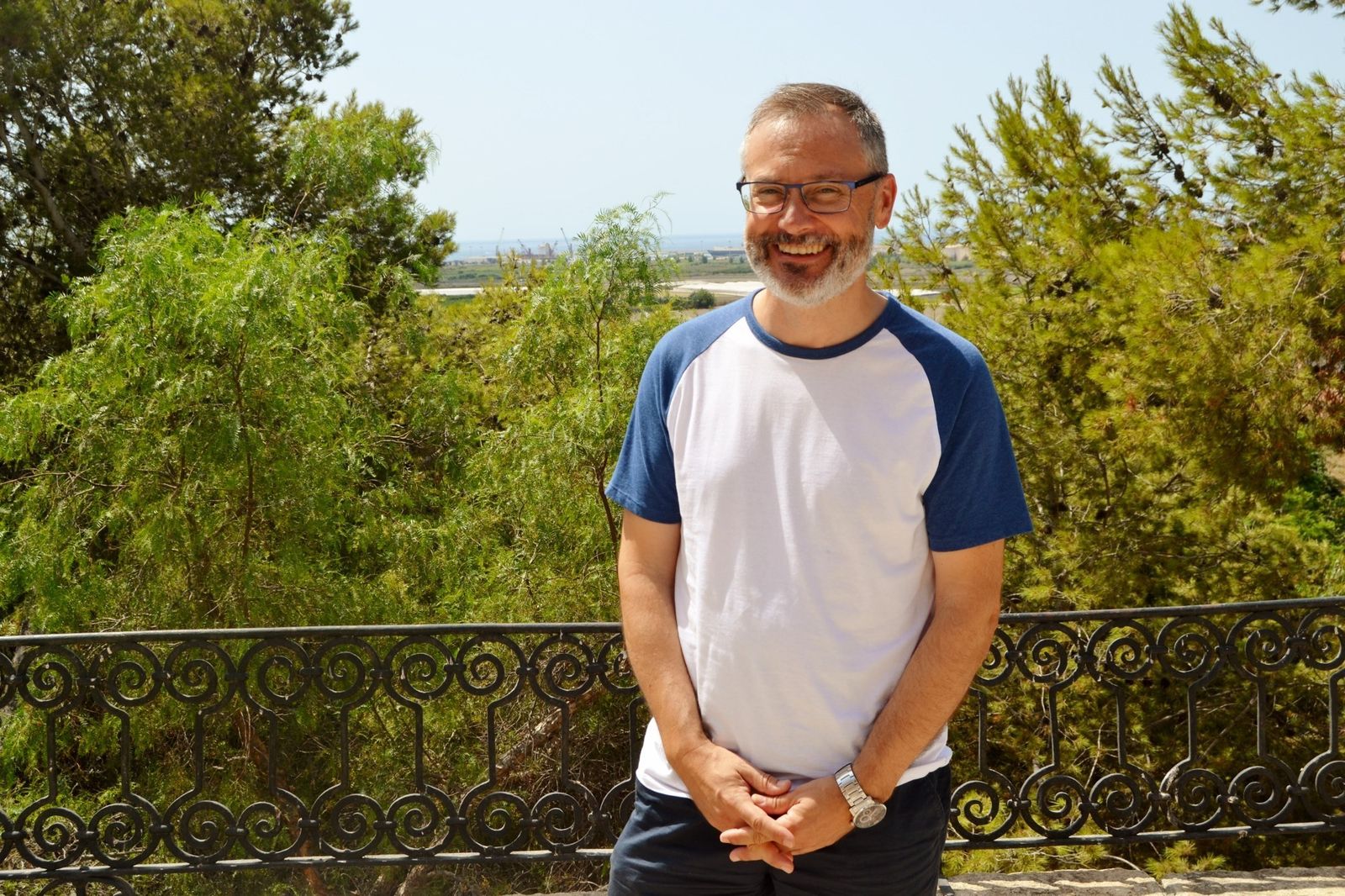 El dibujante, fotografiado en Motril con el Puerto al fondo.