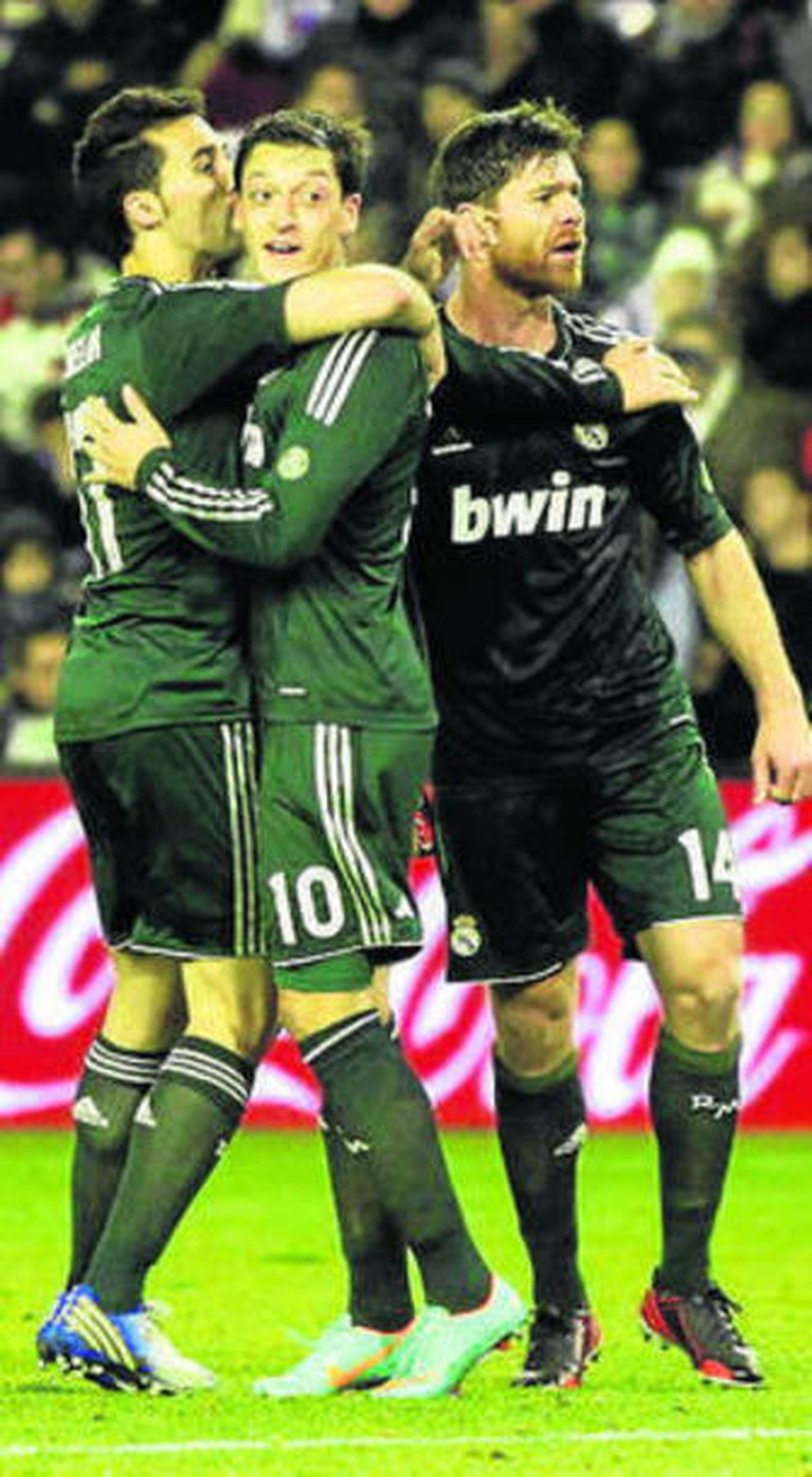 Özil, con Arbeloa y Alonso.