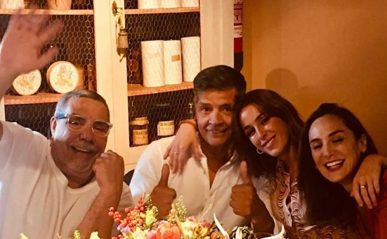 Los Chunguitos, con Tamara y una amiga, en una fiesta celebrada en su casa el miércoles por la noche.