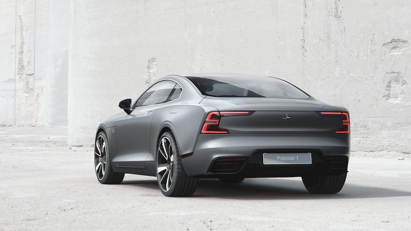 Su comportamiento dinámico está potenciado por su ligereza, la posibilidad de ajustar el par que llega a cada rueda u otros elementos, como los amortiguadores Öhlins con válvula de doble flujo.