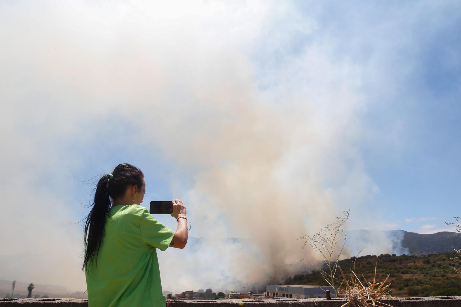 Las fotografías del incendio en el paraje de Botafuegos, en Algeciras