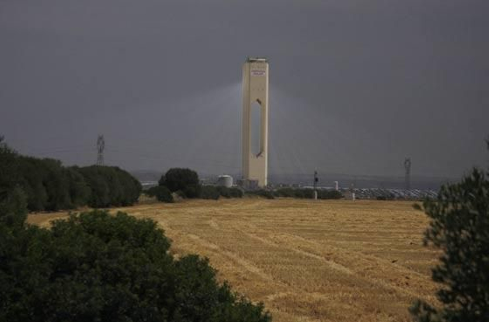 La planta "Eureka", ubicada en la plataforma "Solúcar" en Sanlúcar la Mayor, ocupa un campo solar de 5.000 m2 y consta de una torre donde se aloja el receptor del sobrecalentador experimental.  Foto: Victoria Hidalgo