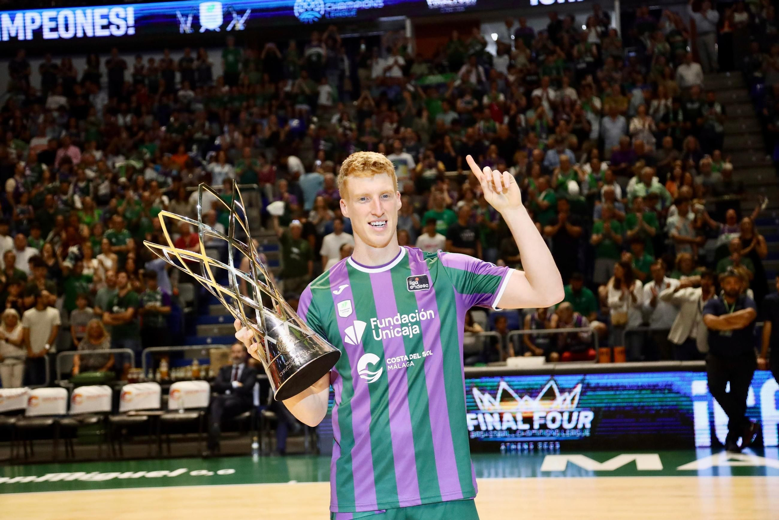 Los abonados más veteranos del Unicaja despliegan la bandera de campeón de la BCL