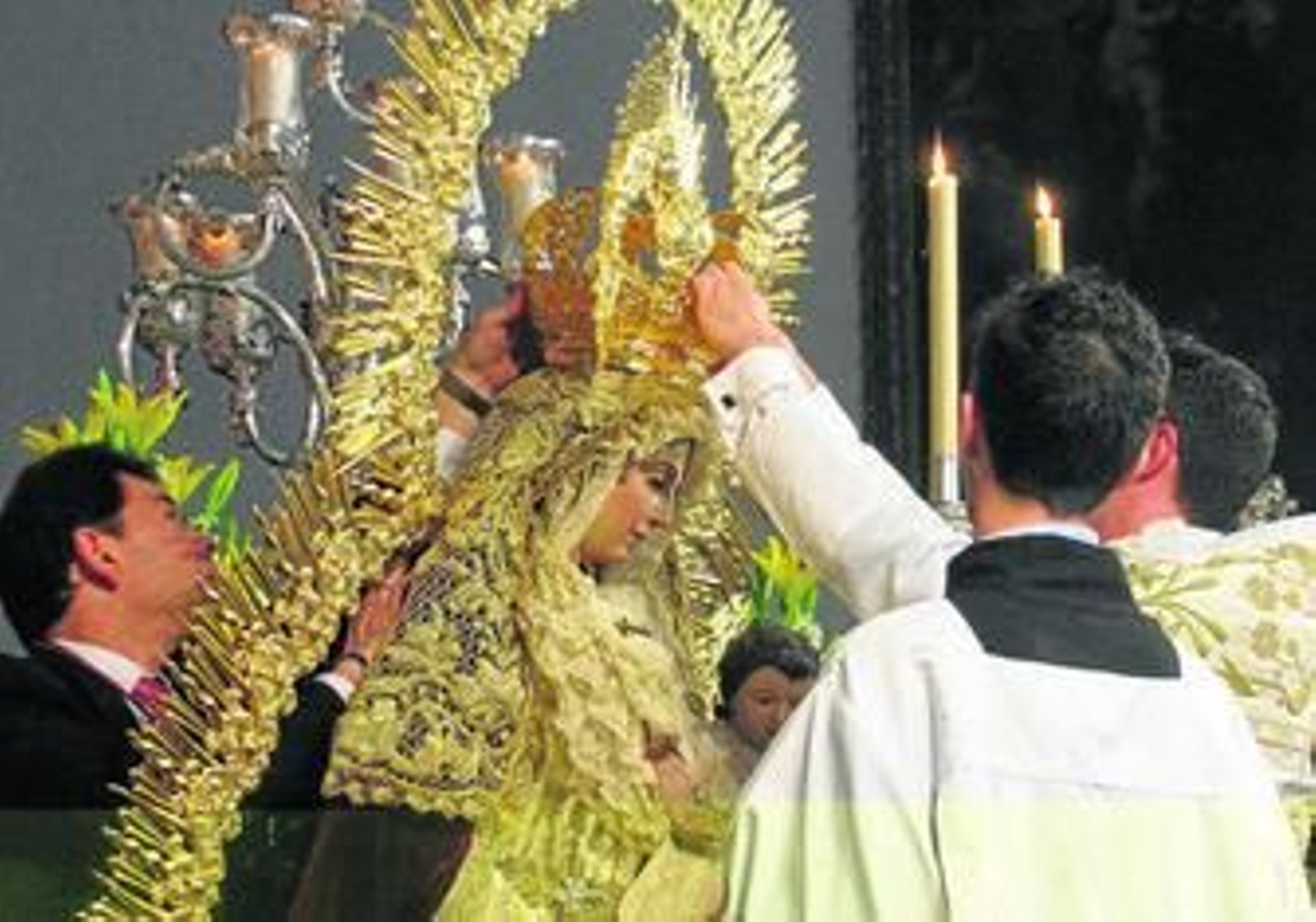 Momento, el pasado domingo, en que se bendijo y colocó la nueva corona de la Virgen de los Desamparados.